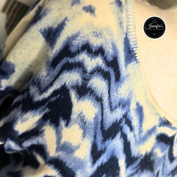 Chico's Blue & White Ombre Flame Stitch Short Dolman Sleeve Sweater Size 0=S/4 - Picture 5 of 10